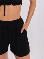 Schwarze kurze Shorts aus Musselin.