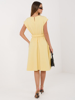 Jasnożółta sukienka z drapowaniem na ramieniu