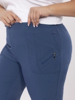 Tmavě modré rybářské kalhoty plus size s gumou v pase.