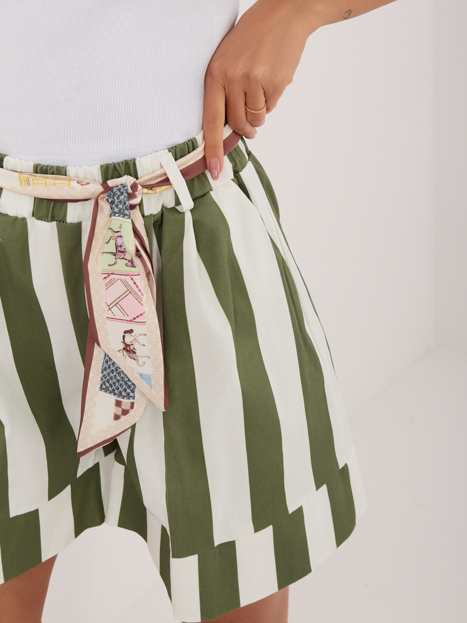 Ecru-Khaki Damen-Shorts mit breiten Streifen.