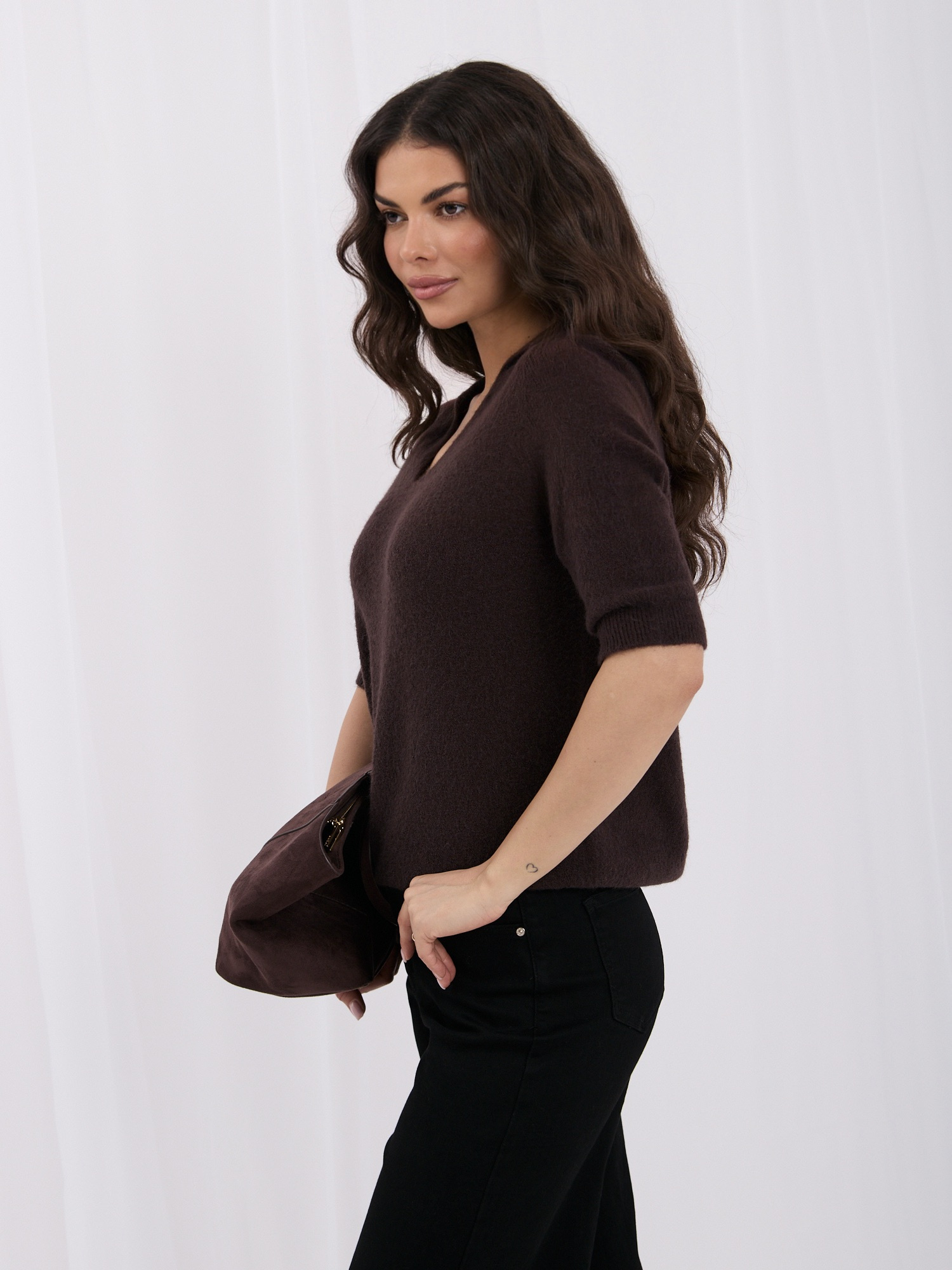 Chocolate women's polo sweater with a mohair effect.
