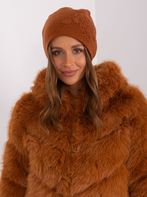 Hurt Jasnobrązowa czapka zimowa z aplikacją