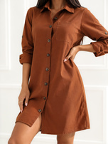 Helle braune Jeanshemdkleid.