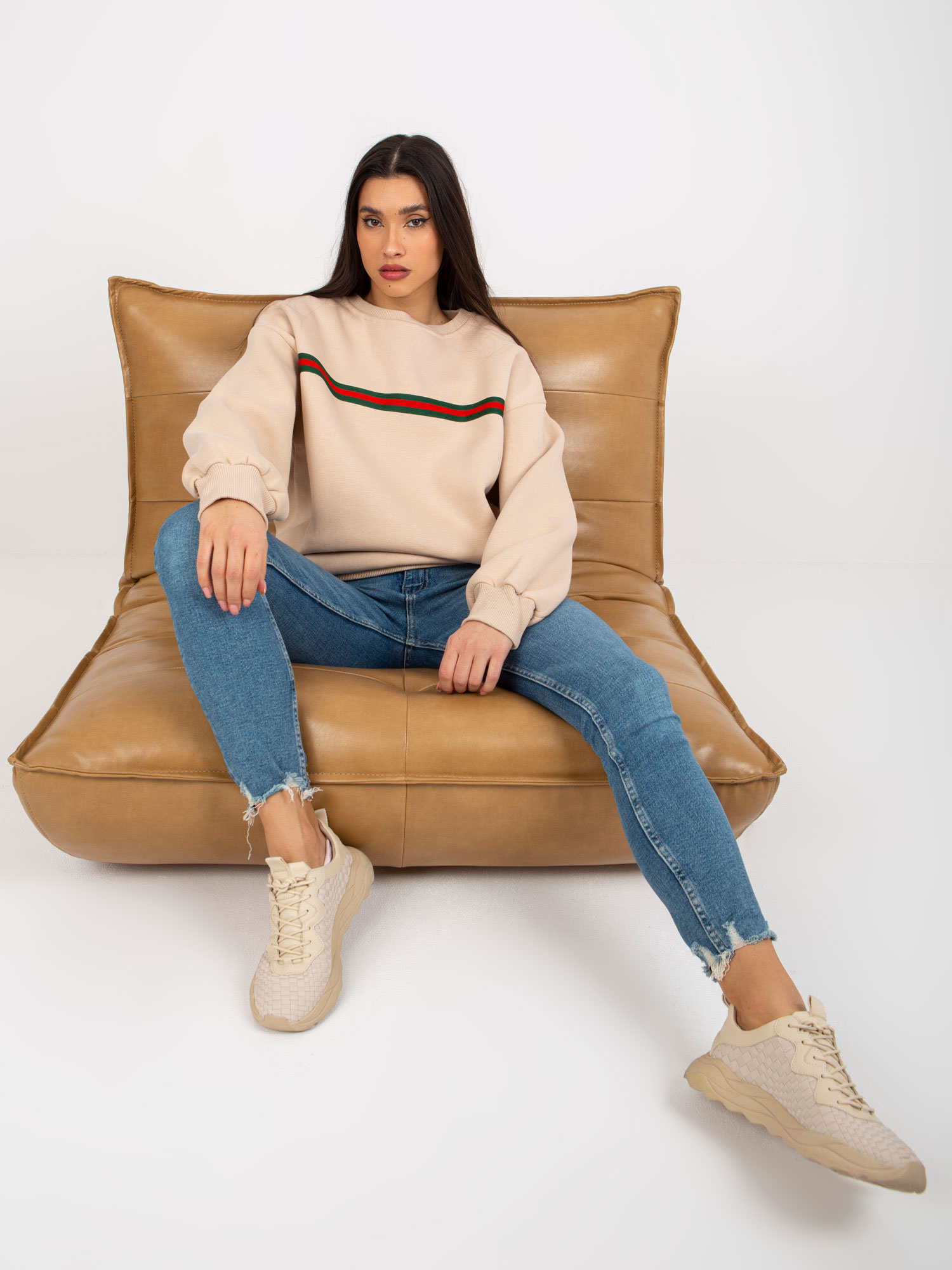 Beżowa dresowa bluza bez kaptura z paskiem