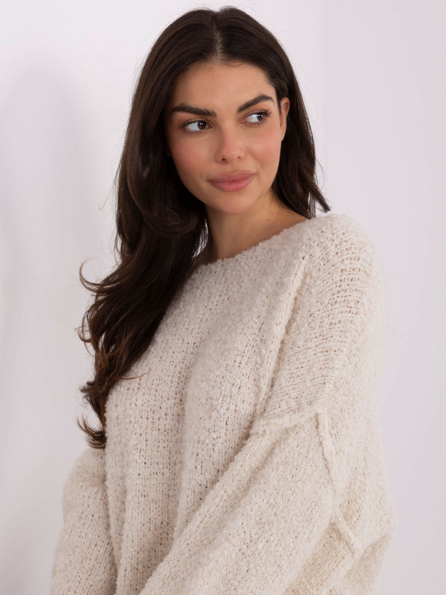 Jasnobeżowy damski sweter boucle z przeszyciami