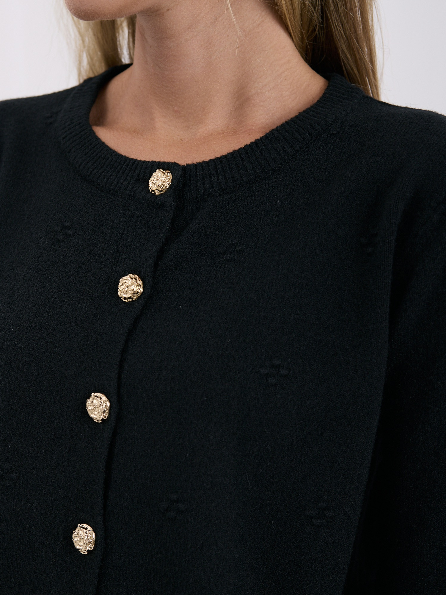 Schwarzer Damen-Cardigan mit Schmuckknöpfen.