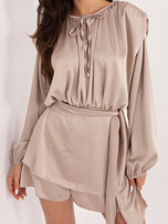 Beżowy elegancki kombinezon o kroju sukienki