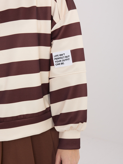 Jasnobeżowa bluza z naszywką na rękawie