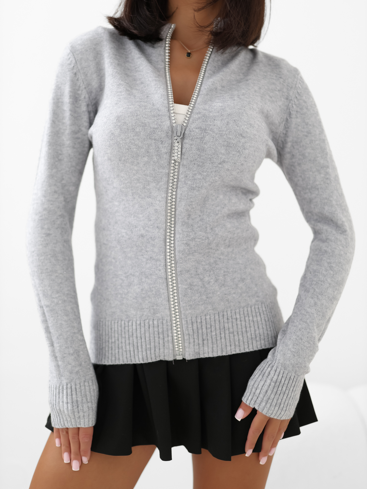 Grau eleganter Pullover mit dekorativem Reißverschluss.