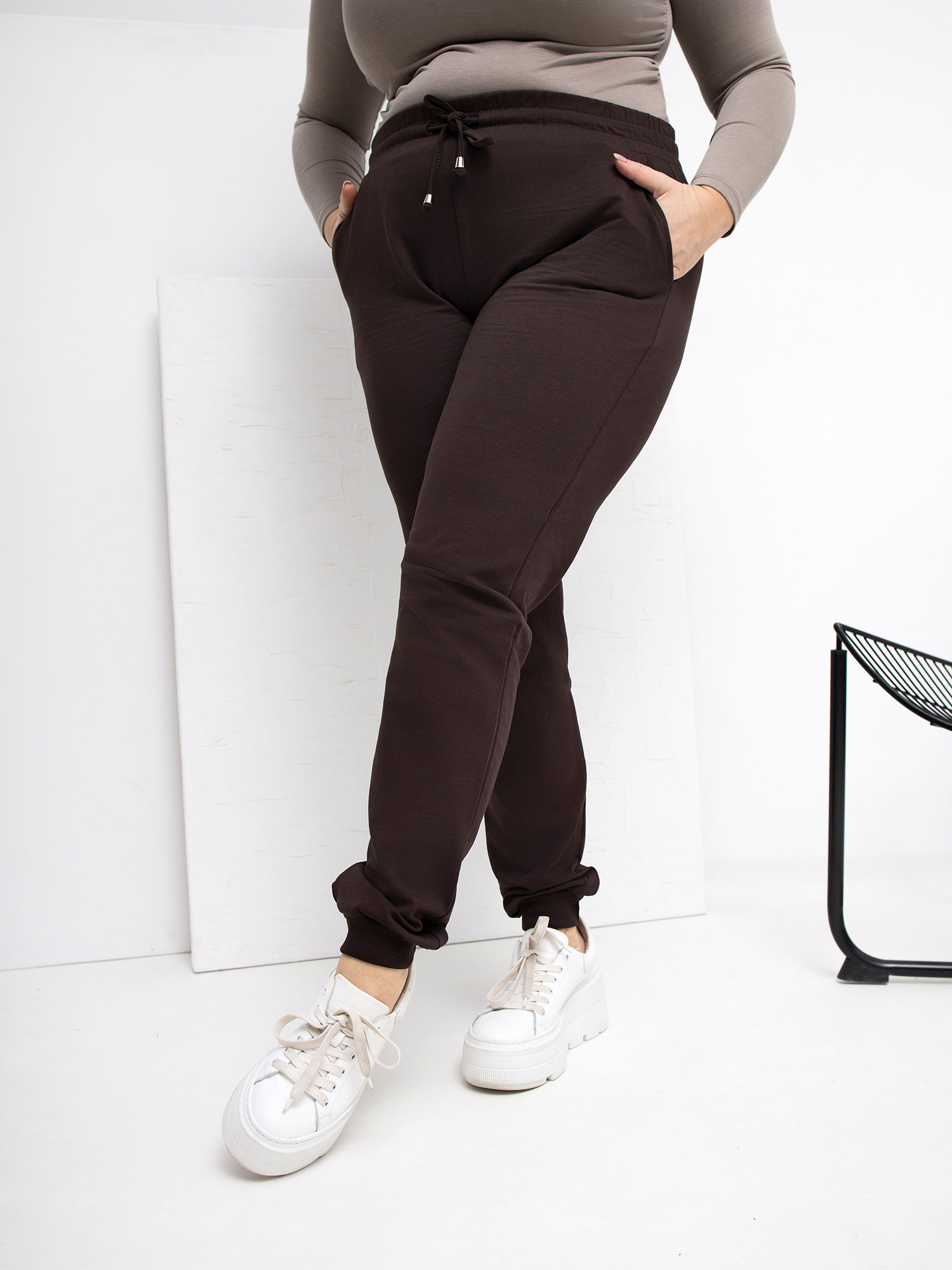 Čokoládové kalhoty plus size se stahovacími gumičkami.