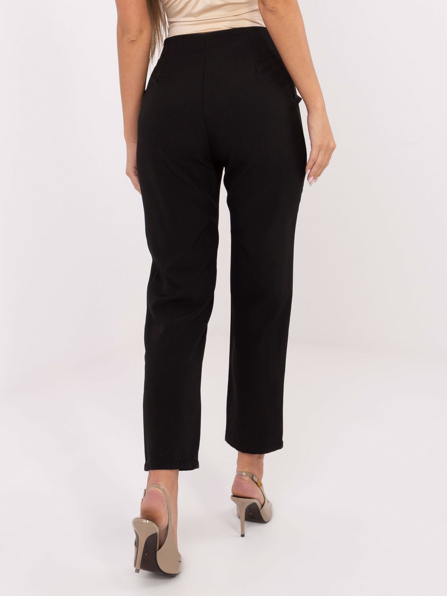 Czarne garniturowe spodnie z ozdobnym detalem RUE PARIS 