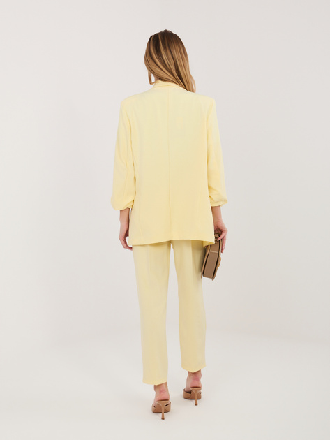 Jasnożółty damski garnitur z marszczonymi rękawami