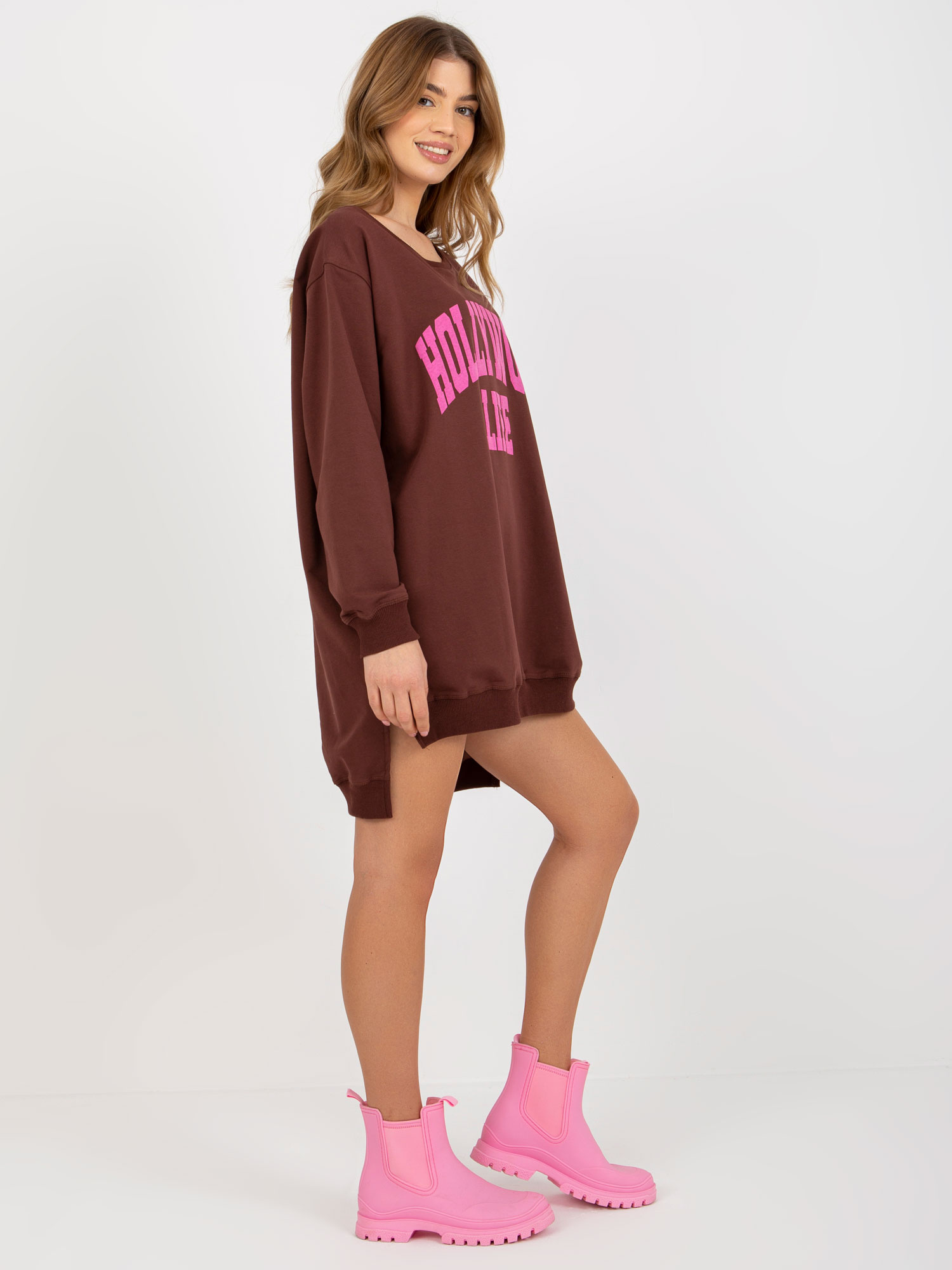 Ciemnobrązowo-różowa długa bluza oversize z napisem