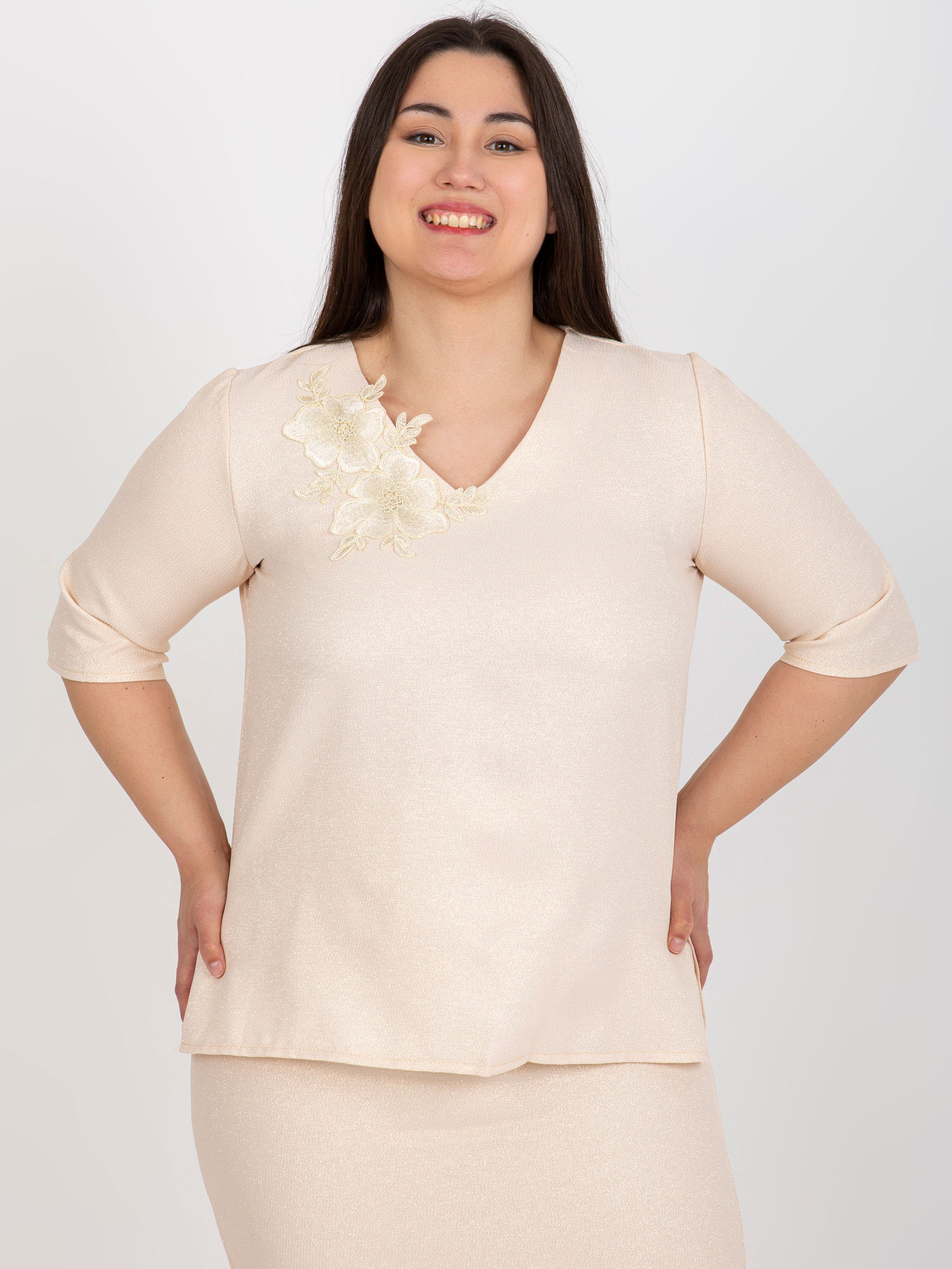 Hurt šviesiai persikų spalvos bluzonė plius dydžio su nėriniais.