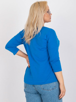 Temno modra majica plus size z aplikacijo in tiskom.