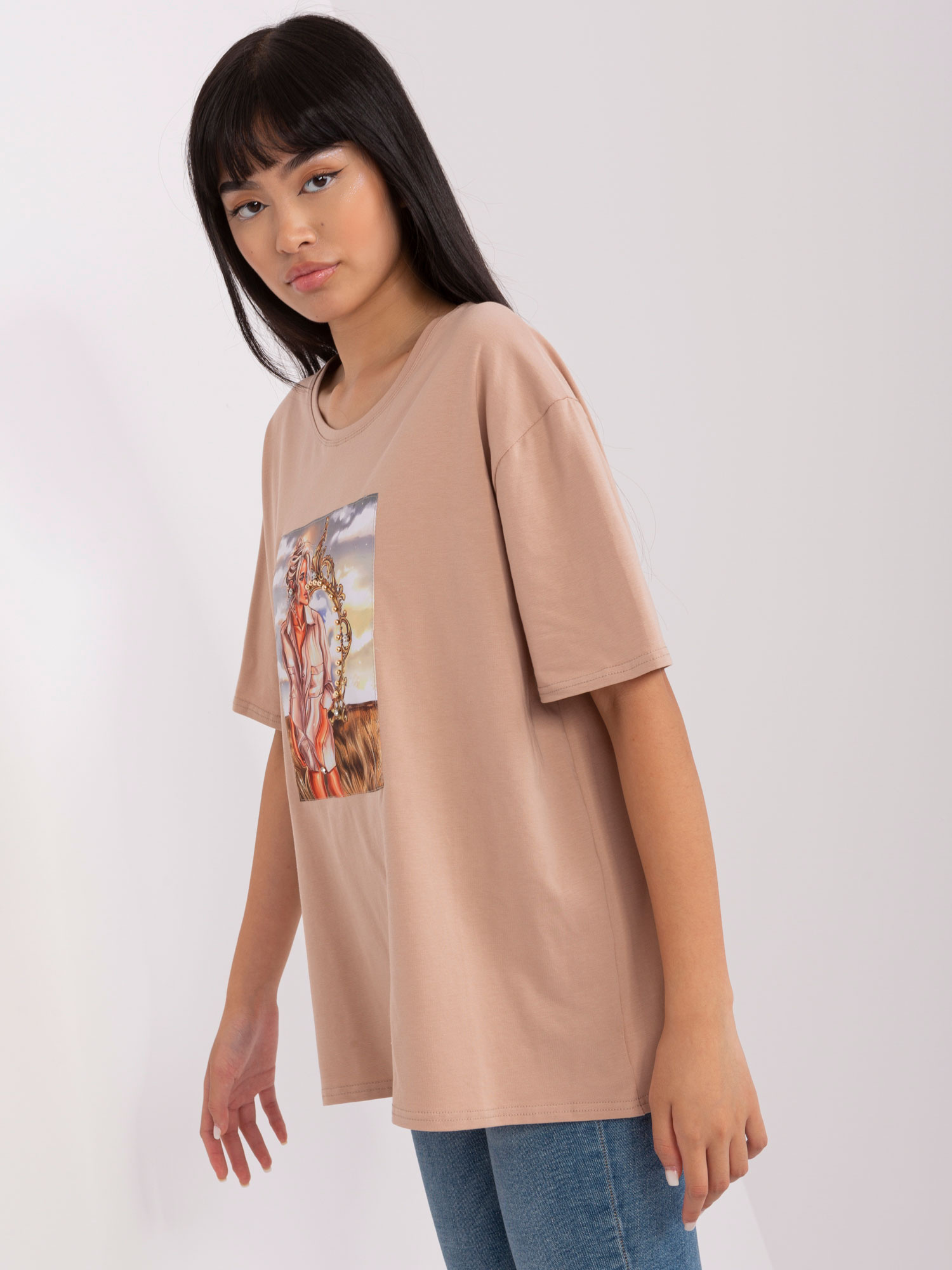 Beżowy damski t-shirt oversize z nadrukiem