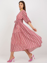 Hurt Brudnoróżowa midi sukienka z falbaną i haftem