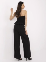 Czarny damski garnitur z ozdobnymi guzikami 