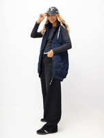Dunkelblaue oversized Daunenweste mit Kapuze.
