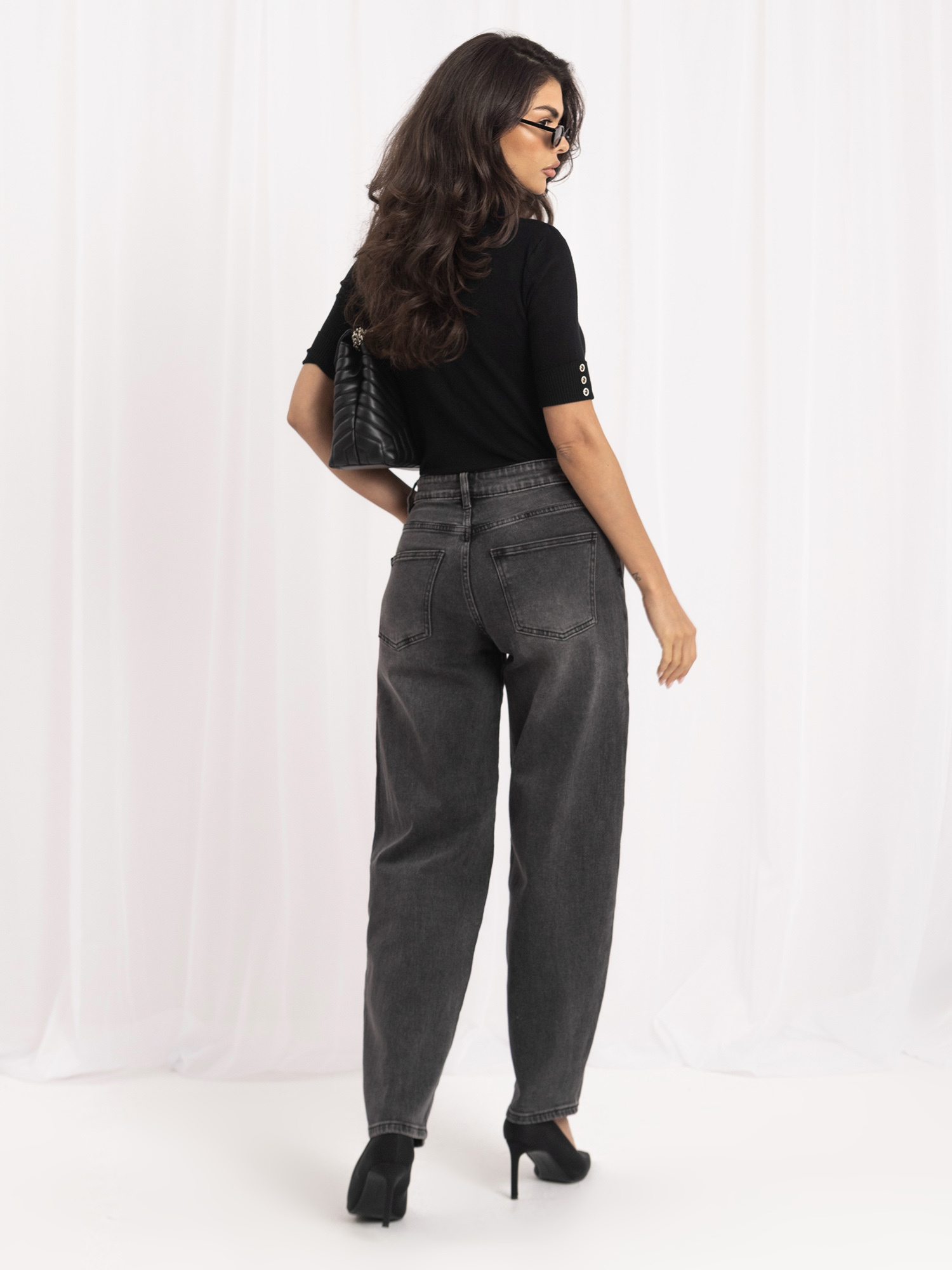 Grafitfarbene Damen-Ballonjeans mit hoher Taille.