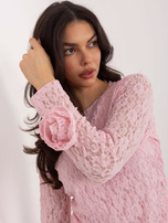 Helles rosa Bluse mit dekorativen Rosen.