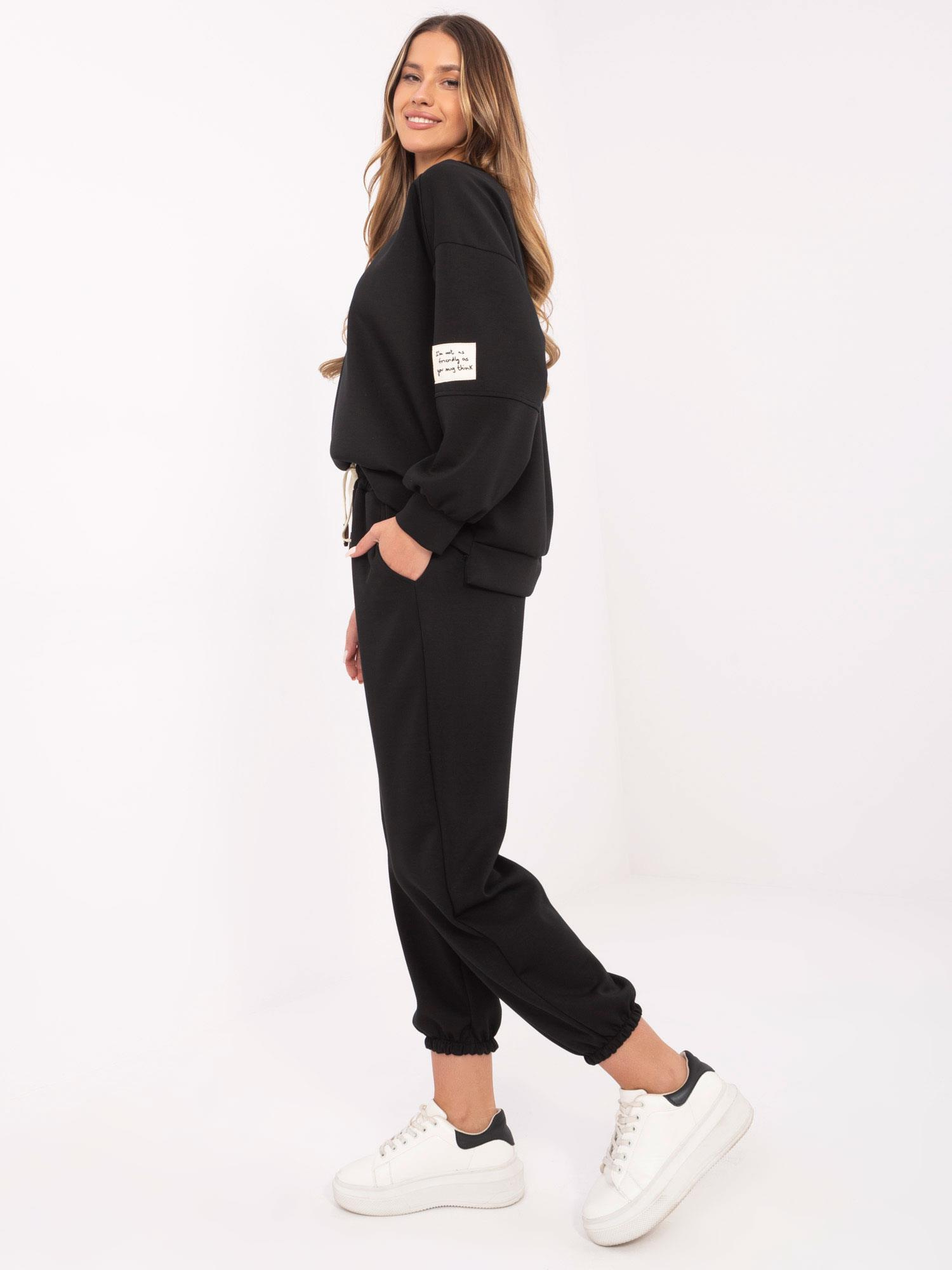 Großhandel Schwarzes zweiteiliges Set mit Oversize-Pullover.