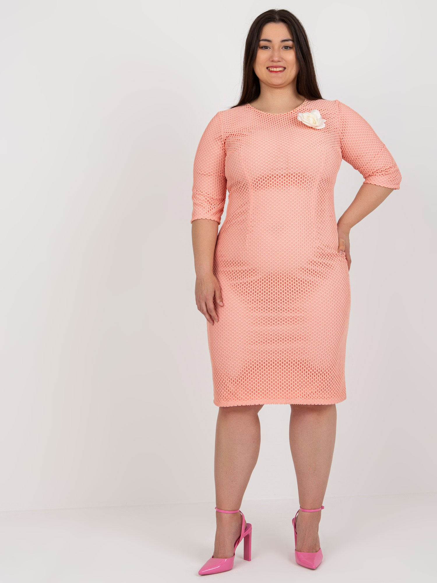 Hurt Brzoskwiniowa prosta sukienka plus size z kwiatem