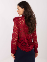 Bordowa koronkowa koszula z broszką