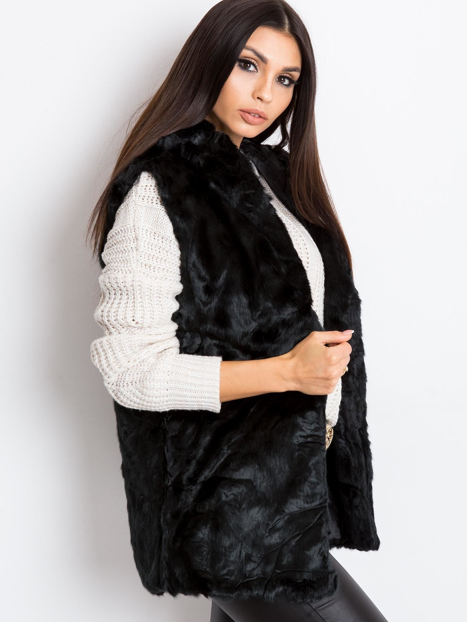 Juoda Fluffy liemenė.