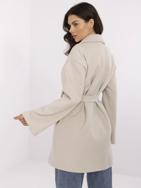 Jasnobeżowy dwurzędowy płaszcz damski z paskiem OCH BELLA
