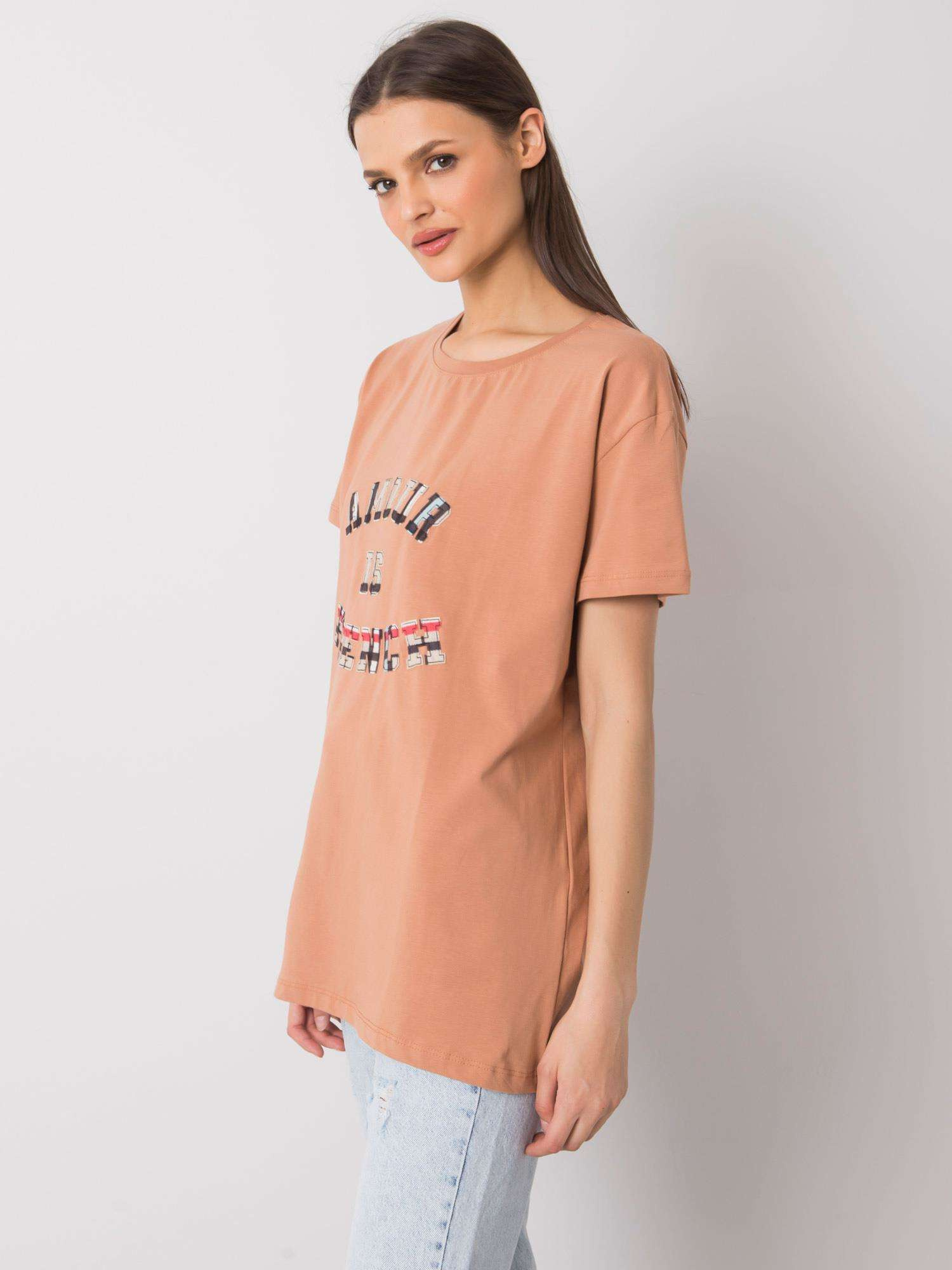 Camelowy t-shirt z napisem Elani