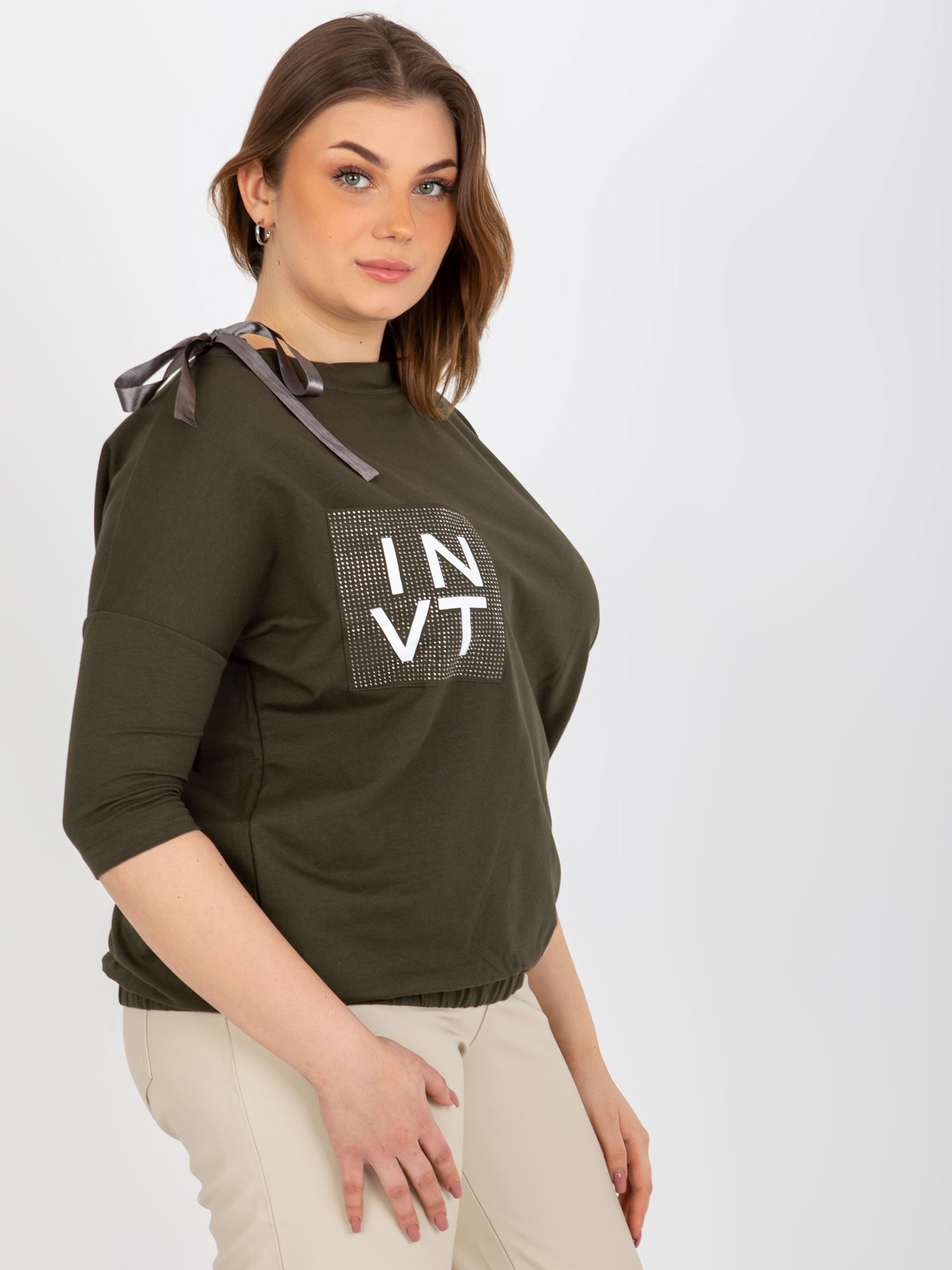 Khaki bluzka plus size z aplikacją i wiązaniem