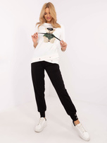 Hurtownia Ecru-czarny dresowy komplet z aplikacjami