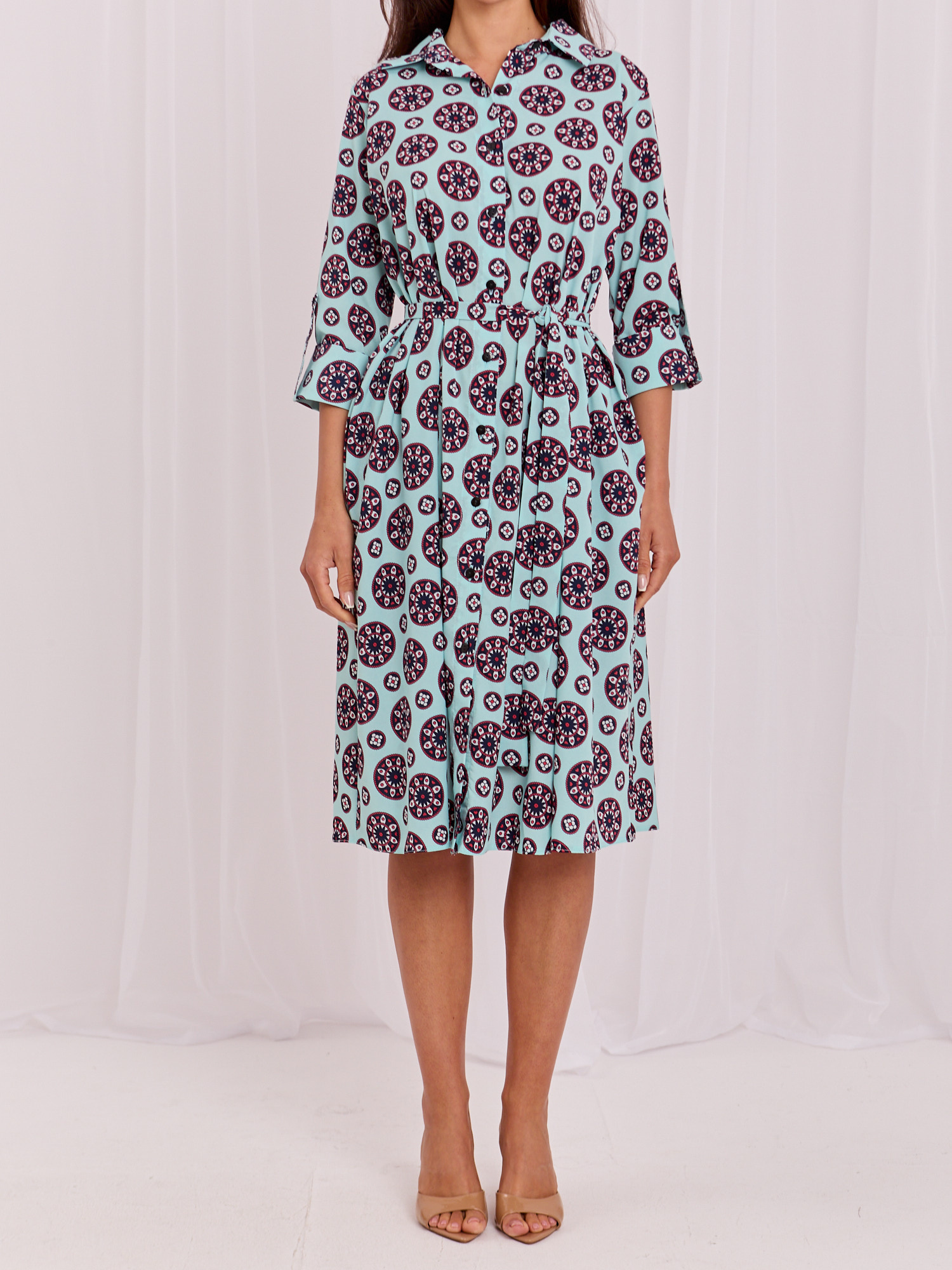 Minzfarbendes Hemdblusenkleid mit Mustern.