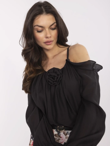 Czarna bluzka hiszpanka z kwiatową broszką