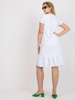 Biała bawełniana sukienka plus size z falbaną z tyłu 