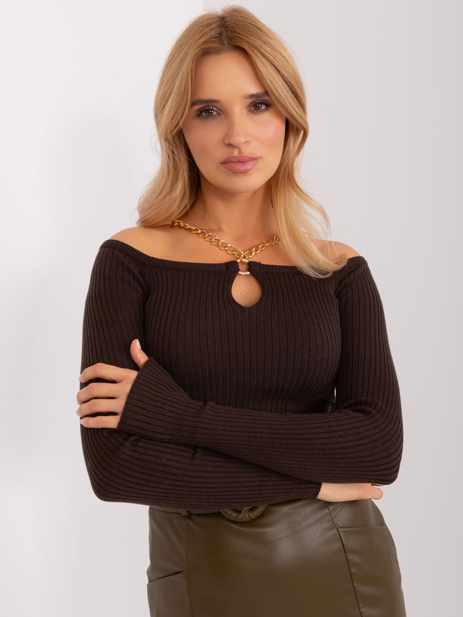 Ciemnobrązowy sweter z odkrytymi ramionami