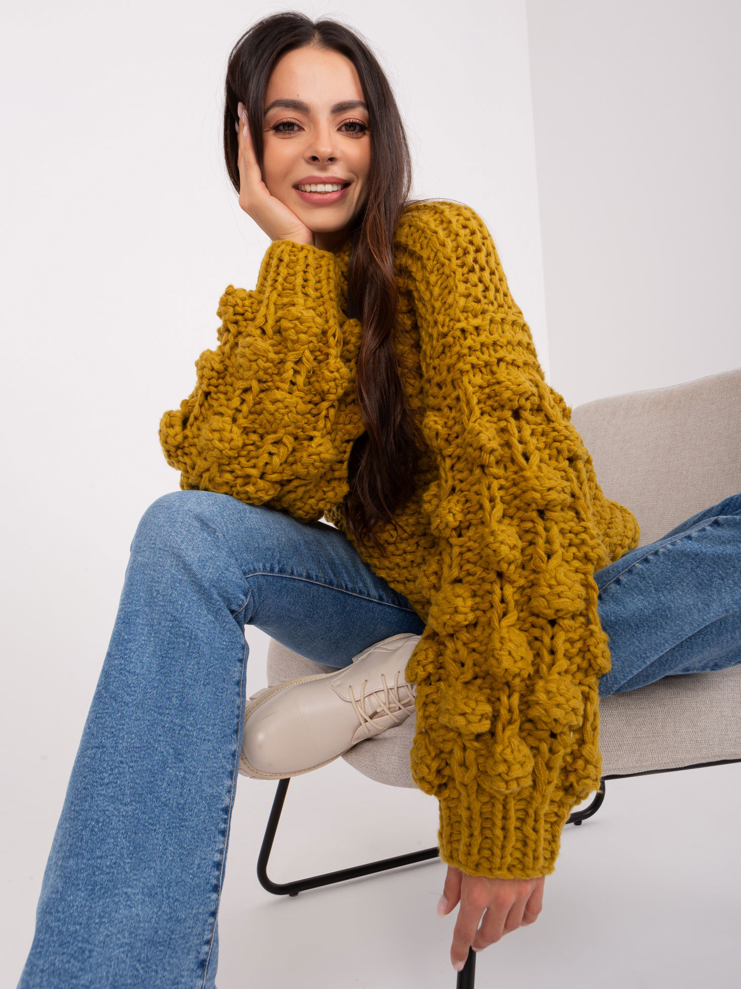 Oliwkowy sweter oversize z grubym splotem