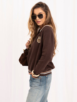 Brązowy damski sweter oversize z naszywką