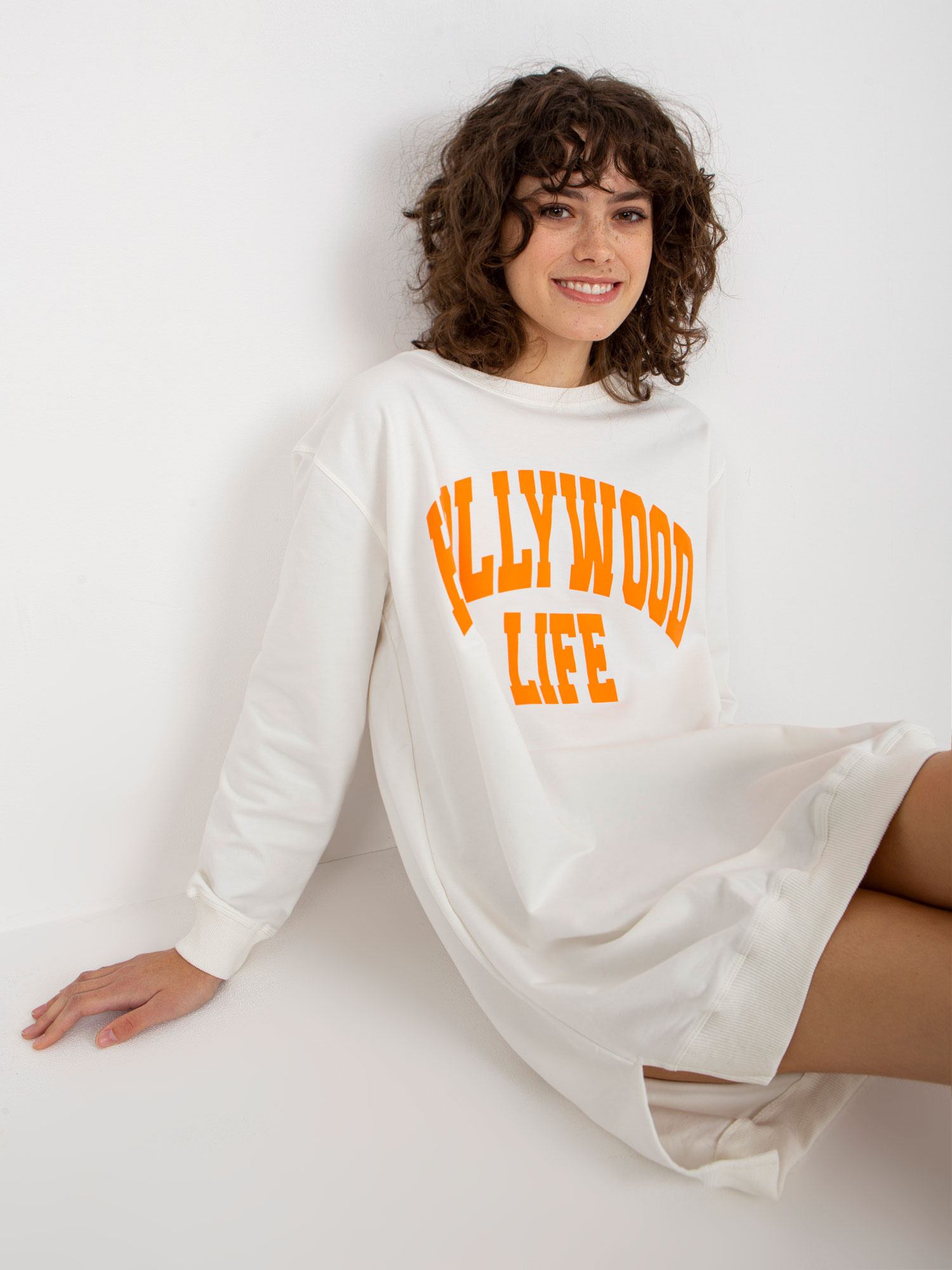 Ecru-pomarańczowa długa bluza oversize z napisem