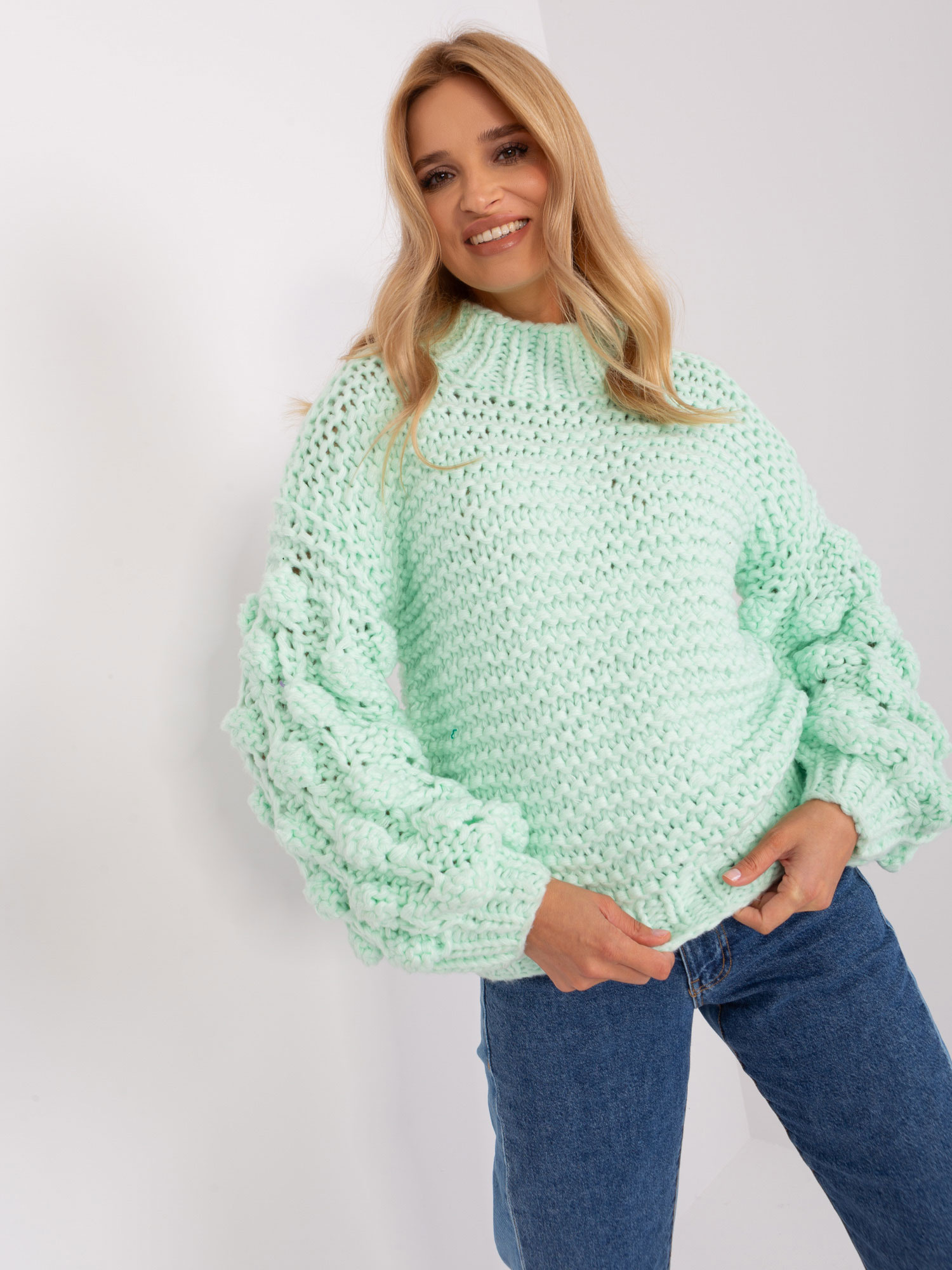 Miętowy sweter oversize z grubym splotem