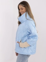 Jasnoniebieska pikowana kurtka z długimi ściągaczami