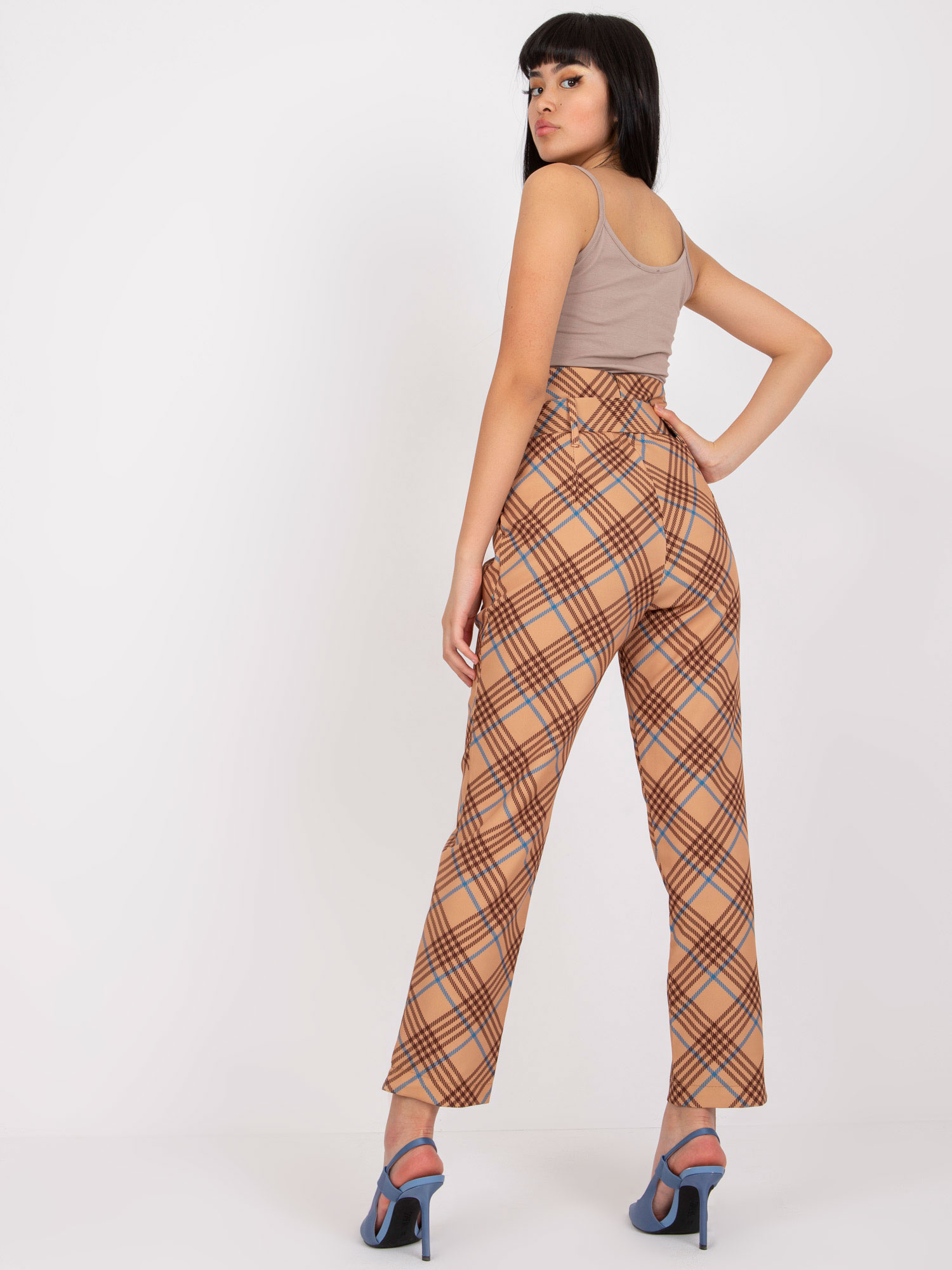 Beige-blau karierten Stoffhosen mit Gürtel.