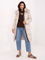 Beige lange Winterjacke mit Kapuze.