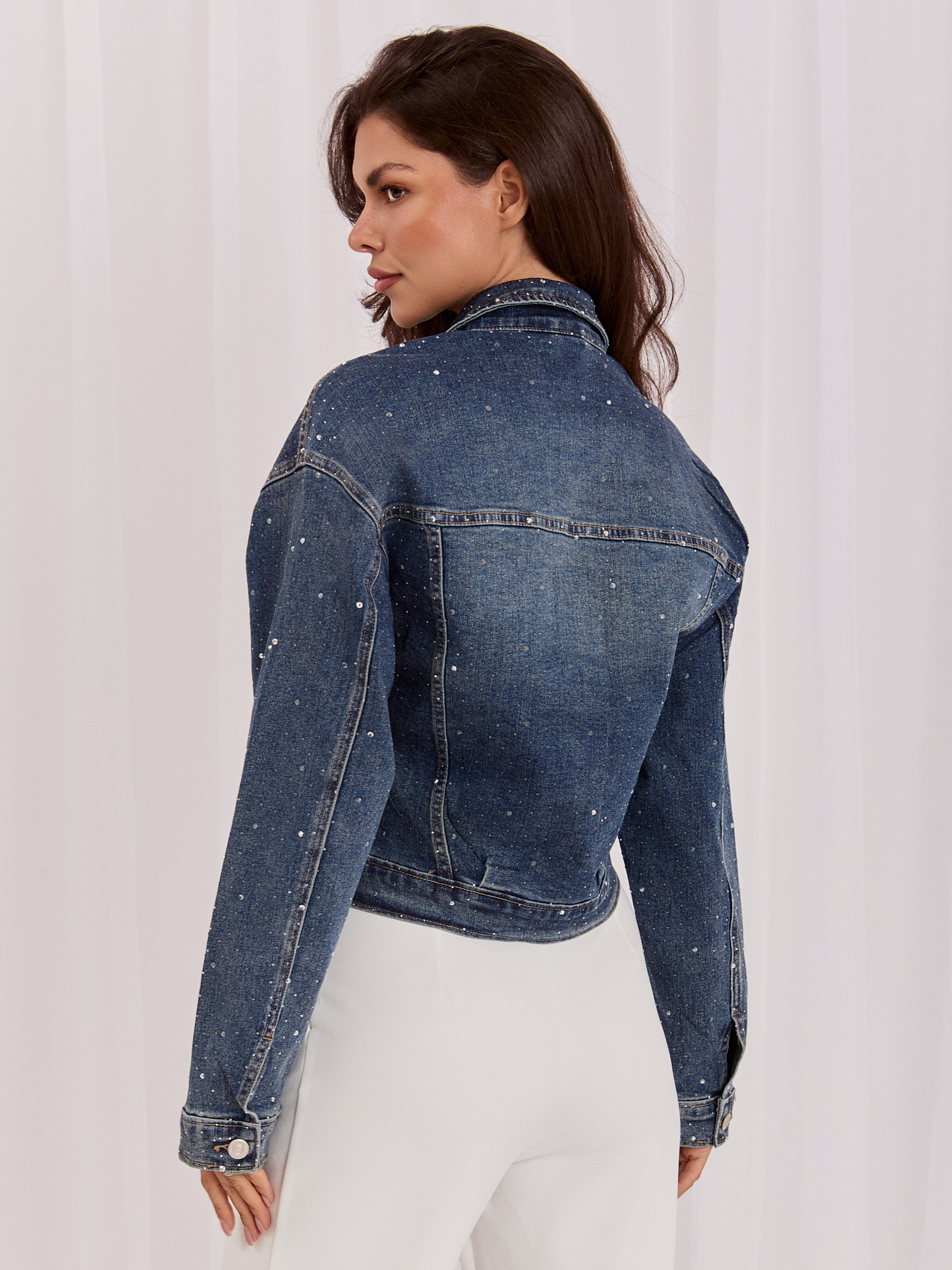Dunkelblaue Jeansjacke mit dekorativen Nieten.