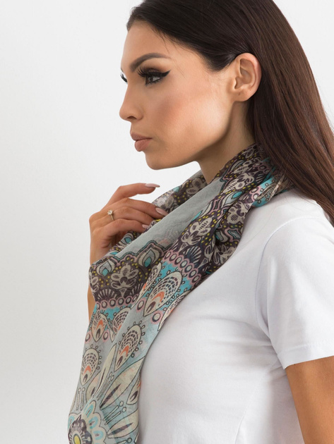Szara chusta w etniczny wzór