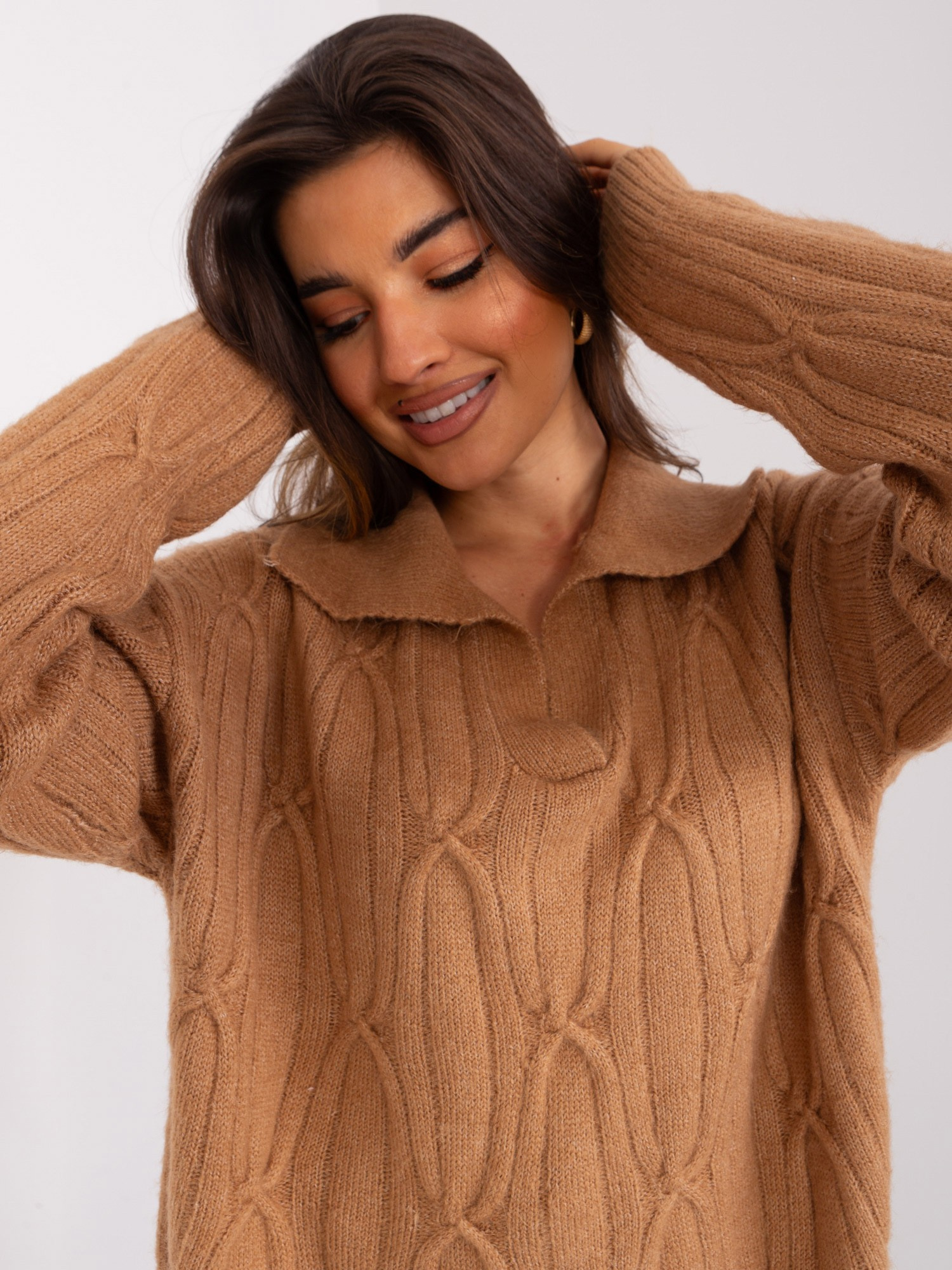 Camelowy sweter z warkoczami i kołnierzem