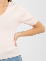 Jasnoróżowy damski sweter o dopasowanym kroju