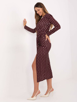 Bordowa sukienka z poduszkami na ramionach