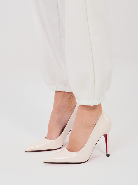 Ecru dresowe spodnie z kwiatową broszką